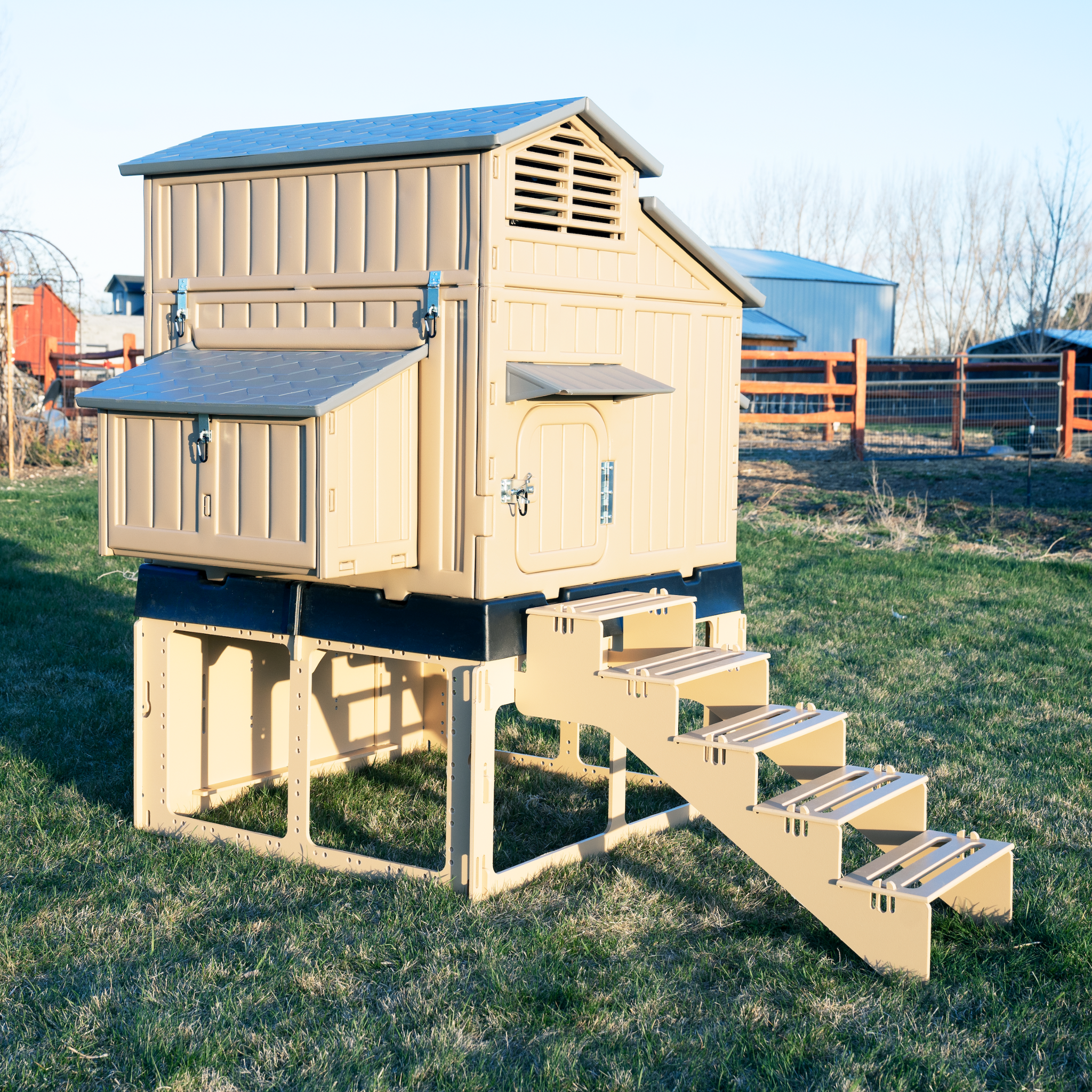 SnapLock™ Large Chicken Coop (up to 10 chickens)